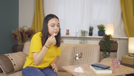 Una-Mujer-Joven-Tratando-De-Quitarse-El-Maquillaje.