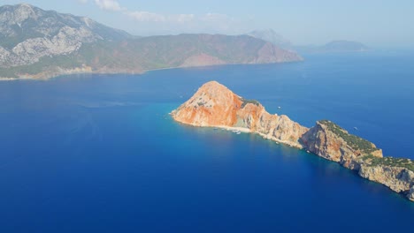 vista aérea en 4k de la isla de suluada en el mar de adrasan, antalya, turquía