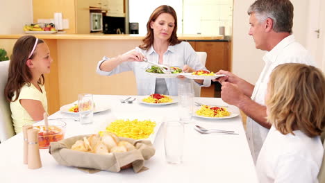una familia feliz cenando