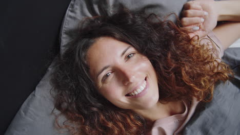 mujer relajándose en la cama