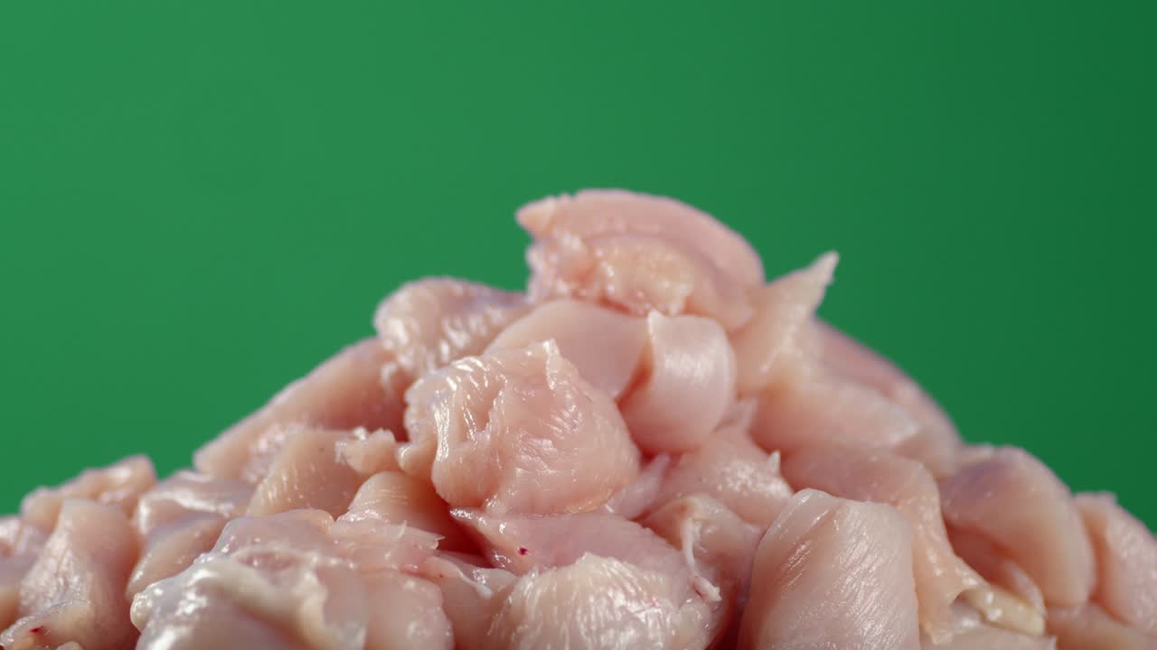 la pila de filete de pollo crudo gira lentamente.