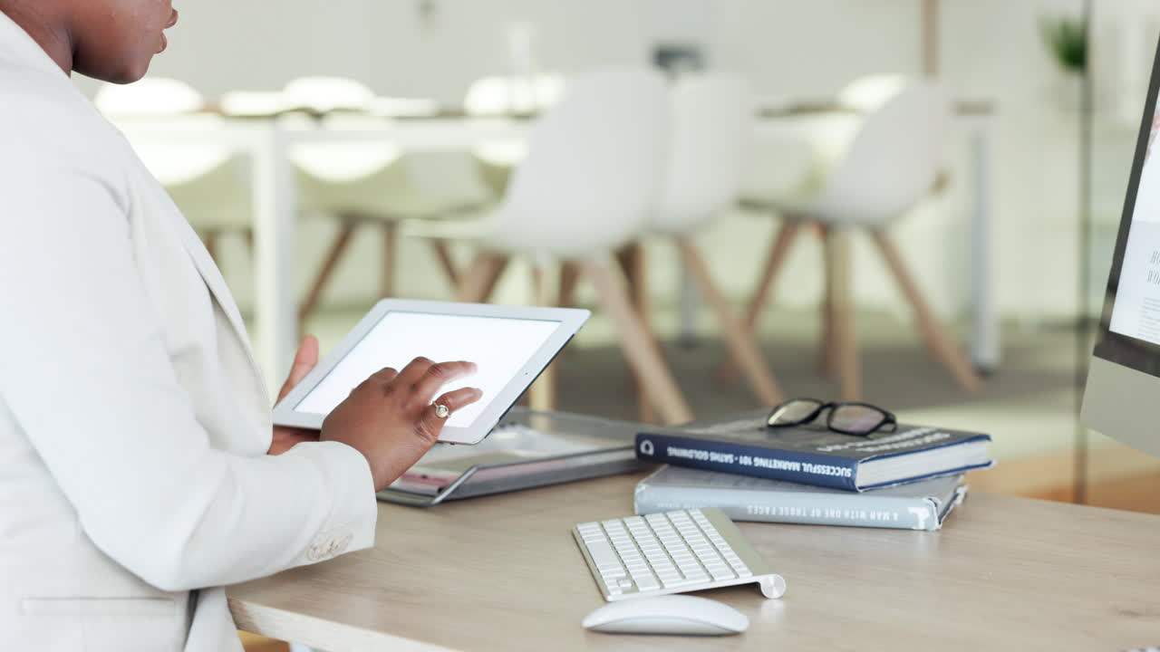 mujer escribiendo información desde una tableta digital a