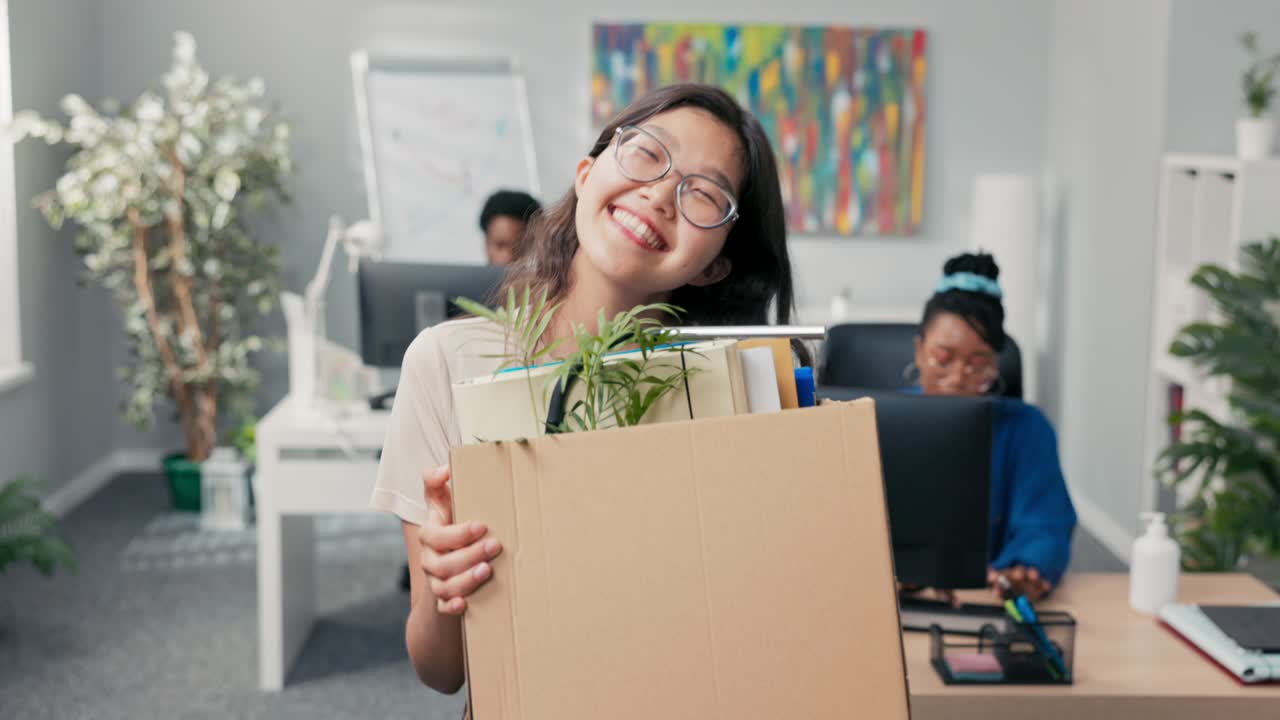 mujer vestida con ropa elegante, gafas, empleado ambicioso deja la oficina, cambia de posición, se mueve a otro escritorio, lleva accesorios empaquetados en caja de cartón, adiós, sonrisa, satisfacción