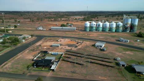 vuelo panorámico aéreo de drones al pueblo de yelarbon, campo australiano silos de grano, área agrícola rural que establece el tiro