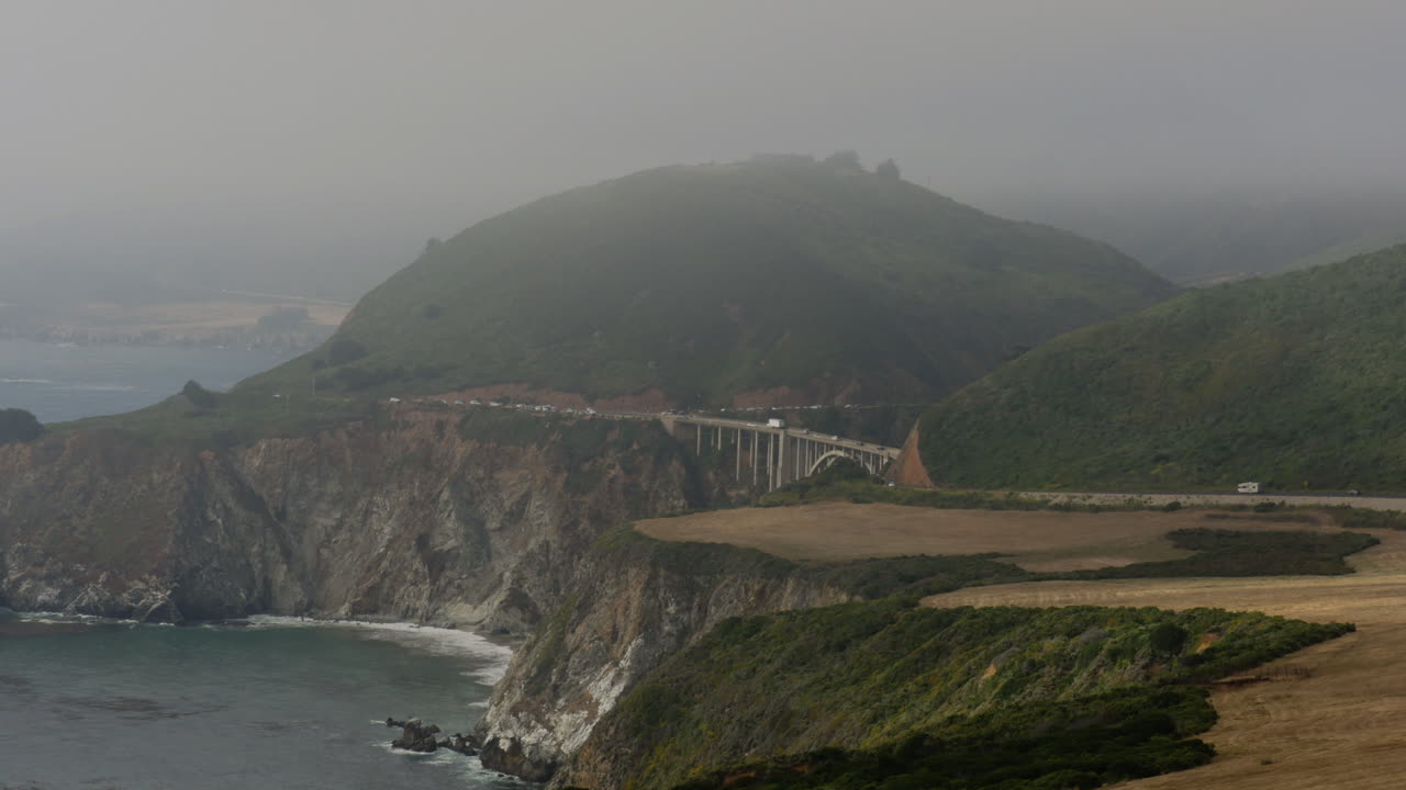 мост биксби крик на побережье биг сур калифорния сша таймлапс снятый в высоком разрешении 4k