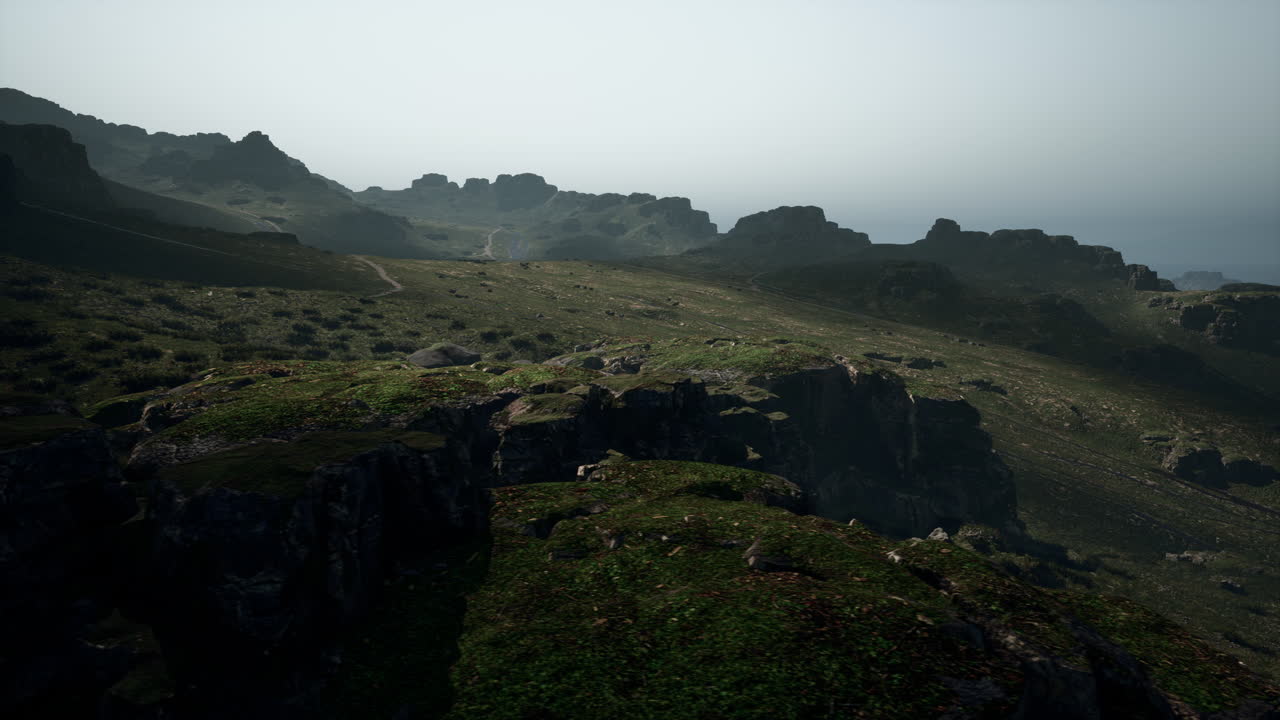vista aérea de un paisaje montañoso con niebla