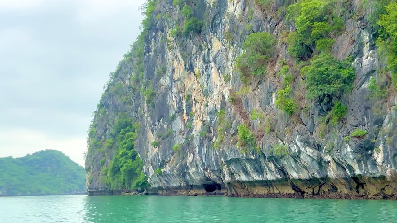 베트남의 하롱과 란하 만 지역, 판을 타고 거대한 석회암 카르스트를 지나 에메랄드 바다에서