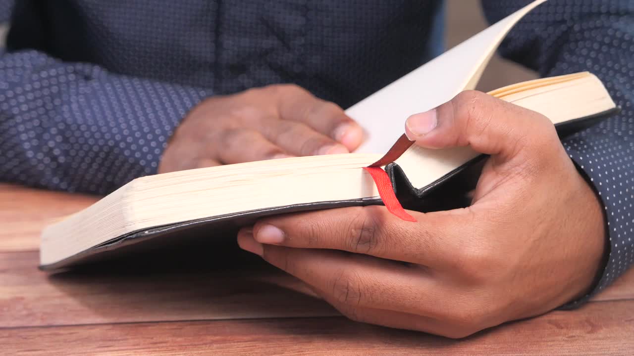 persona que está leyendo la biblia