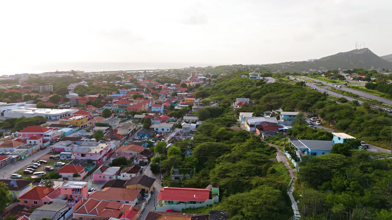 Luce dell'ora d'oro diffusa sulla collina che si affaccia sul quartiere di case colorate di Otrobanda, Curaçao
