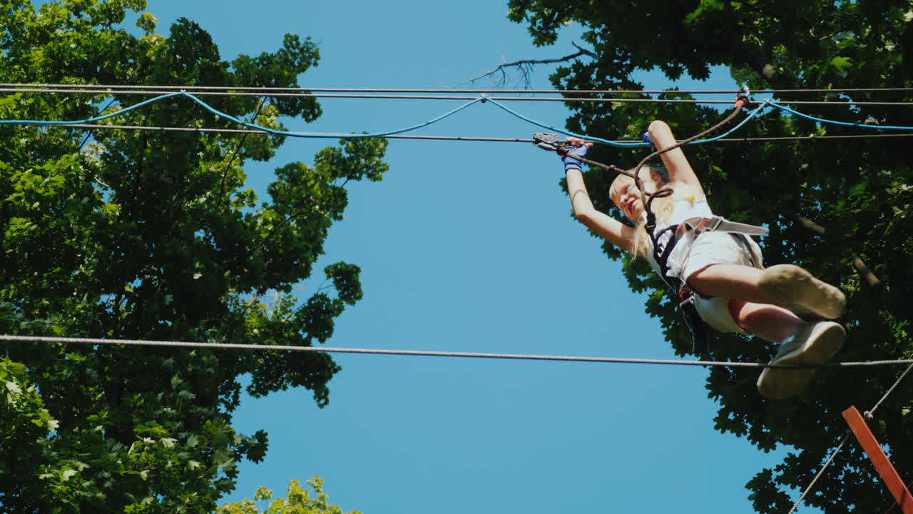 un niño valiente da pasos en un cable escalonado a una altura que supera el concepto de miedo