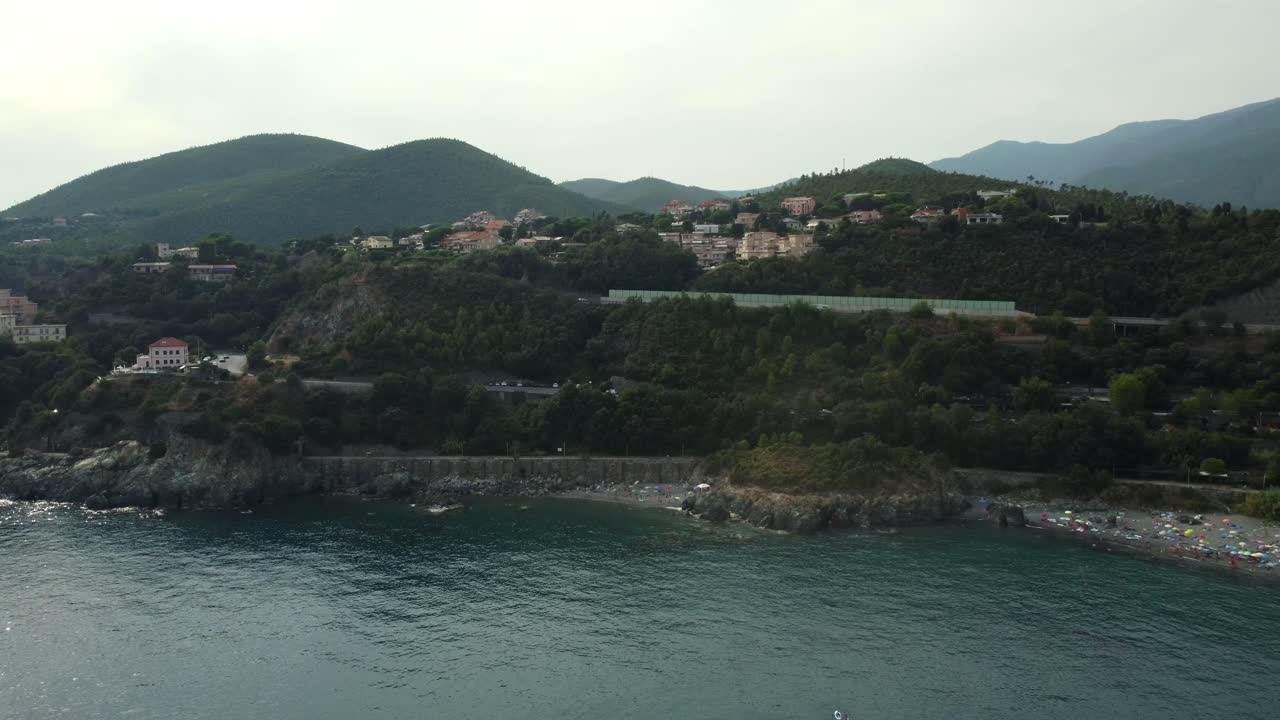 Paesaggio costiero con colline ed edifici
