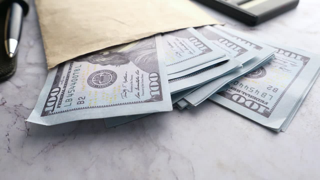 dinero en efectivo en un sobre