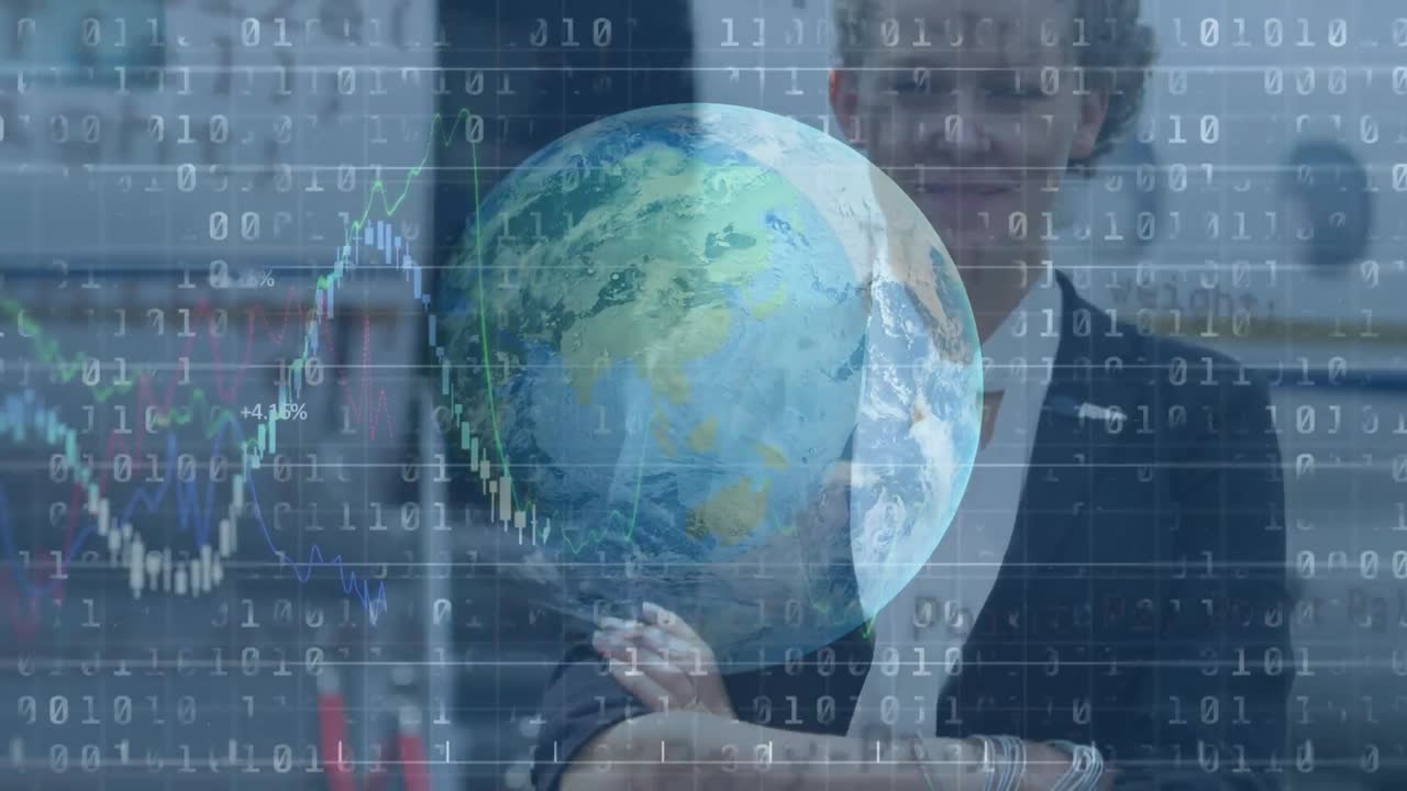 animación del globo, código binario y gráficos sobre una feliz mujer de negocios caucásica sonriendo a la cámara