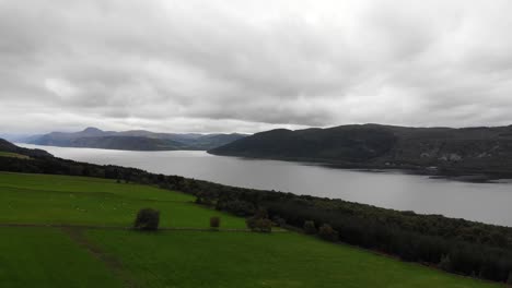 Luftaufnahme-Von-Loch-Ness-Im-Schottischen-Hochland-An-Einem-Bewölkten-Tag