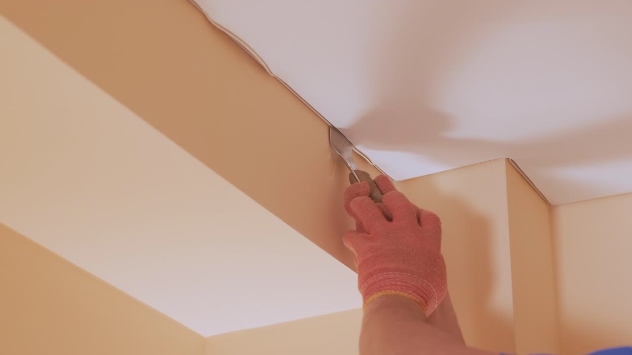 instalación de techos extensibles en la habitación