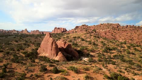 Eine-Filmische-Videolandschaft-Aus-Der-Luft,-Die-Einen-Weiten-Winkel-Der-Landschaft-Des-Arches-Nationalparks-Abdeckt