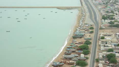 barcos atracados en la playa de arena de ormara beach en gwadar baluchistán, pakistán