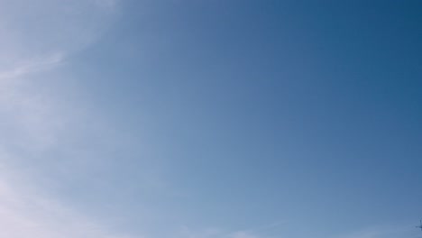 lapso de tiempo de nubes delgadas saliendo del marco trayendo un cielo azul claro