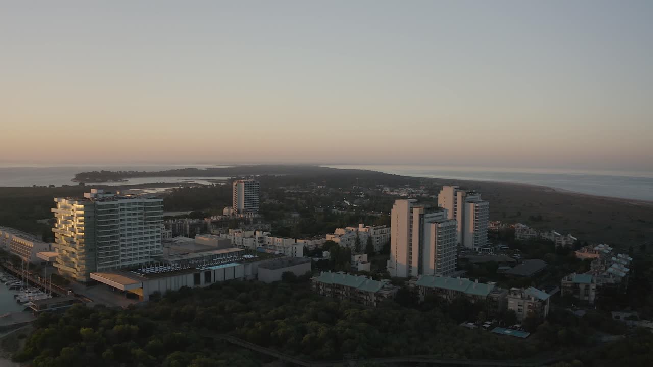 temprano en la mañana del cielo de la silueta sobre el océano con la ciudad de troia en segundo plano.