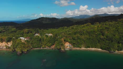 Epische-Luftaufnahme-Von-Abgelegenen-Stränden,-Die-Nur-Mit-Dem-Boot-Erreichbar-Sind,-Mit-Bergen-Und-Einer-Wolkenlandschaft-Im-Hintergrund-Auf-Der-Karibischen-Insel-Trinidad-Und-Tobago