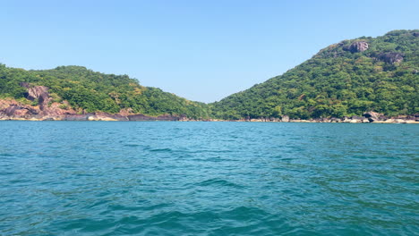 Islas-Con-Montañas,-Cielo-Azul-Soleado-Y-El-Océano-Goa-India-4k