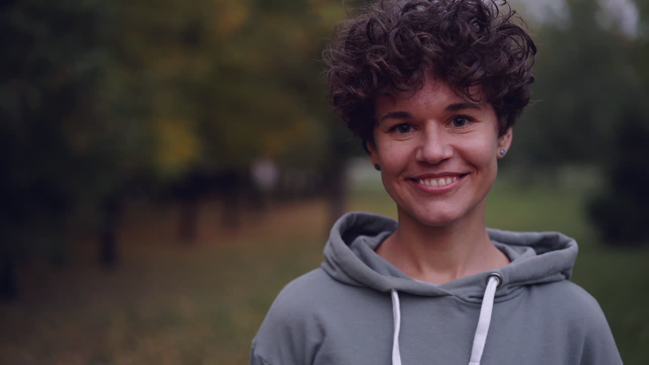 mujer sonriendo en un parque