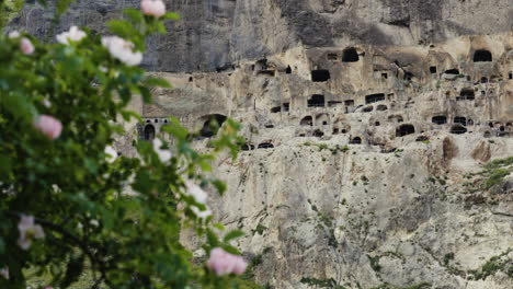 Höhlenkloster-Im-Berg-Erusheti,-Vardzia,-Georgien,-Schwenk-Rechts,-Mittlere-Aufnahme