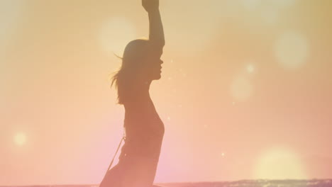 mujer joven meditando en la playa
