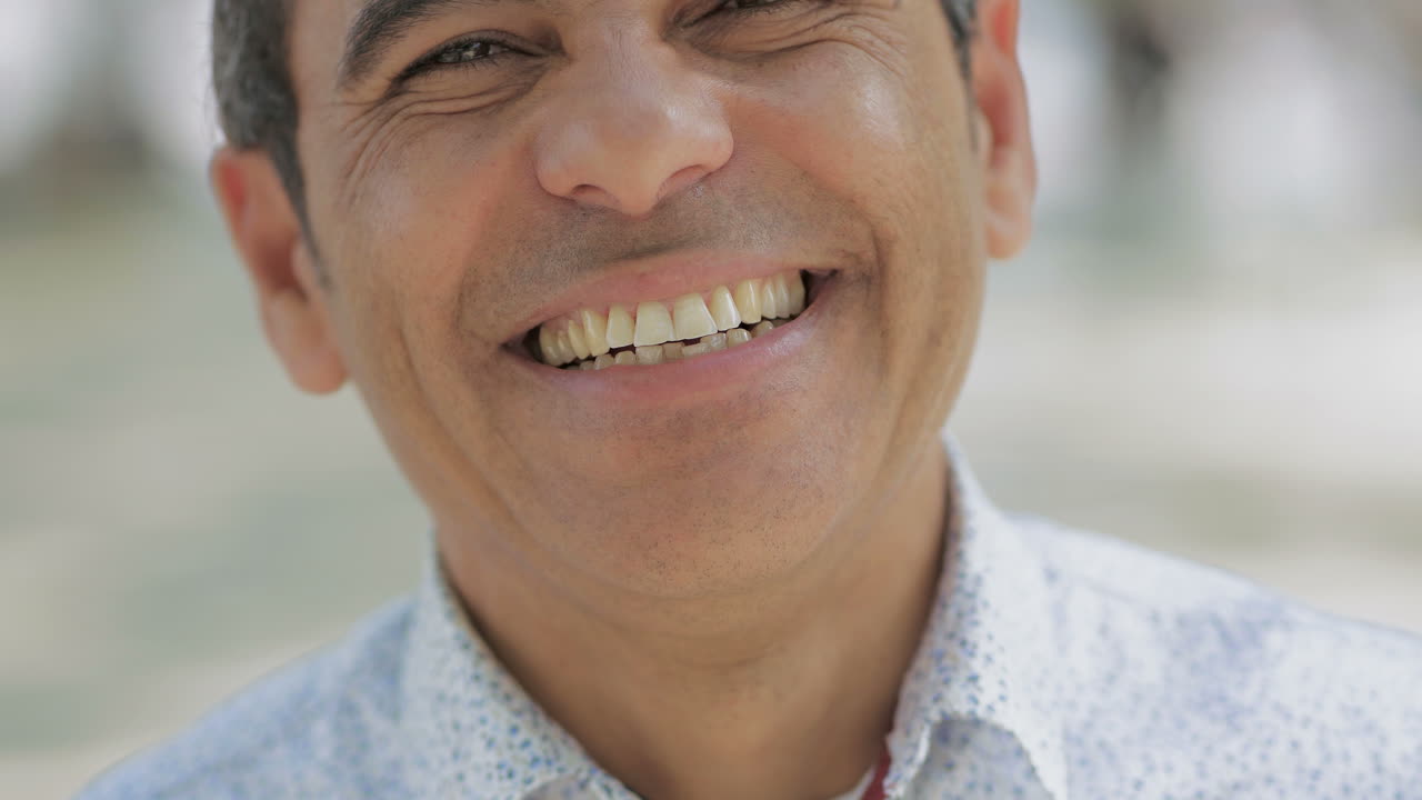 foto recortada de un hombre maduro riendo al aire libre