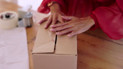 mujer, manos y caja, paquete y cinta
