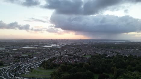 Bidston-Hill-Hacia-Liverpool-Al-Amanecer,-Drone-Aéreo-Rápido-Timelapse