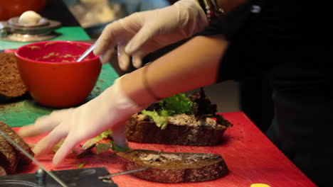 catering haciendo sándwich de atún