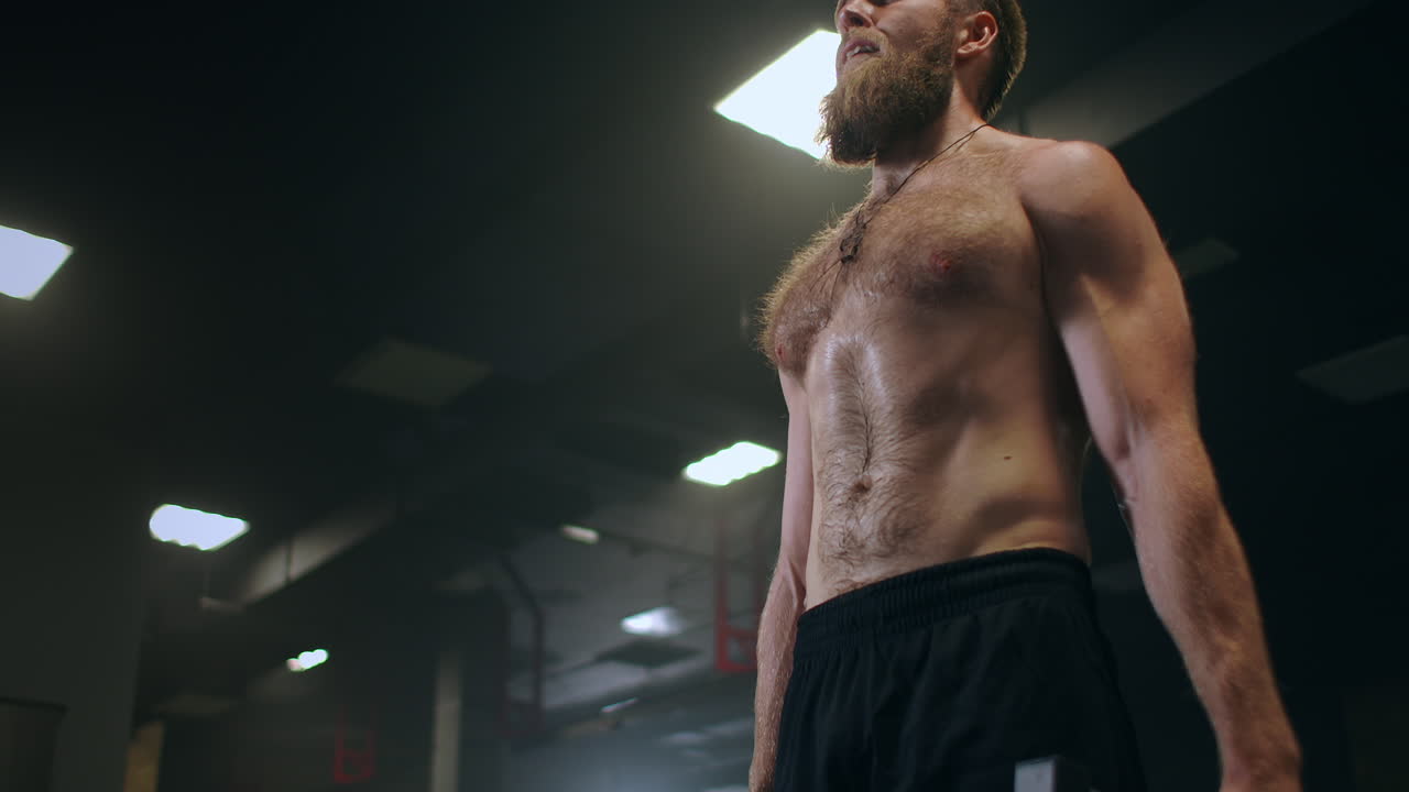 un hombre levantando pesas pesadas en el gimnasio. peso muerto rumano con una barra en el gimnasio en cámara lenta