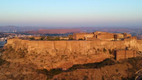 Vista-Aérea-De-La-Hora-Dorada-Del-Fuerte-De-Mehrangarh-Al-Amanecer