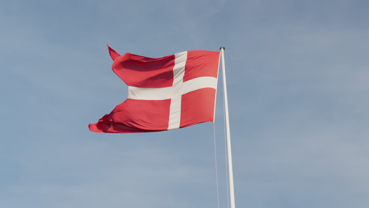 Nærbillede af det danske flag, der vinker over Kastellet i Københavns centrum, Danmark
