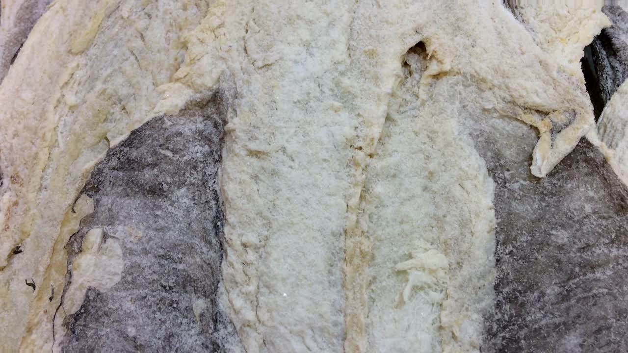 현지 어시장에서 판매되는 태양 건조 및 소금에 절인 스칸디나비아 대구 미식가 전통 포르투갈 요리 대구 생선 바칼하우 매운 냄새가 나는 생선 보존 방법