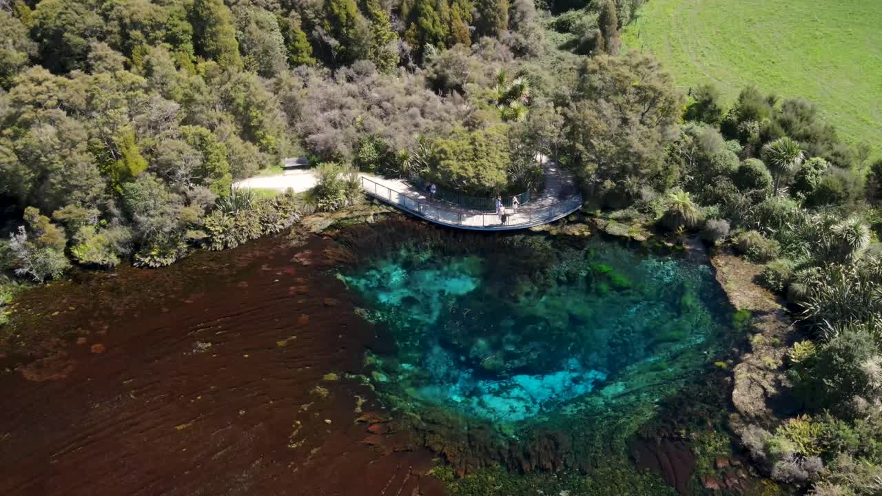 테 와이코로푸푸  ⁇  에 있는 전망대 에 있는 관광객 들