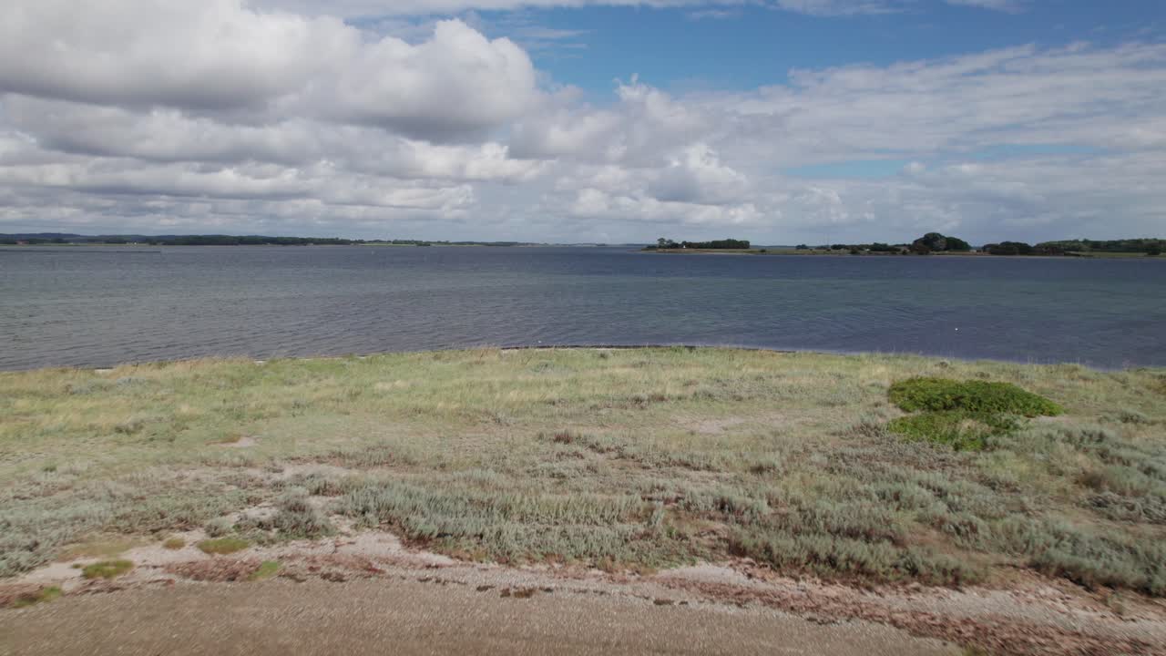 아름다운 비행은 혀 해변과 바다의 전망을 주도했습니다 - 틸트 샷