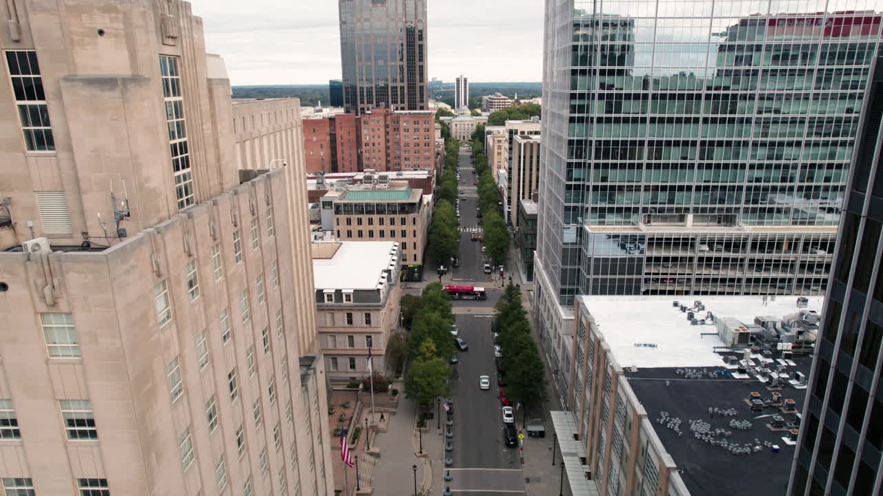 Ripresa con drone del centro di Raleigh, Carolina del Nord.