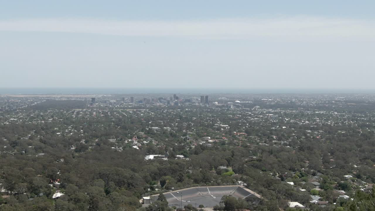 los pinos en el valle revelaron un vasto paisaje urbano de la ciudad de adelaida en el sur de australia