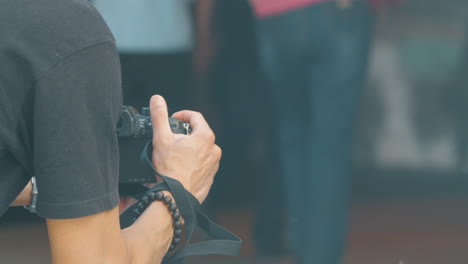 fotógrafo grabando un video en una calle concurrida