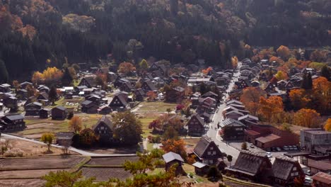 un gran ángulo del casco antiguo de shirakawago en japón durante el otoño