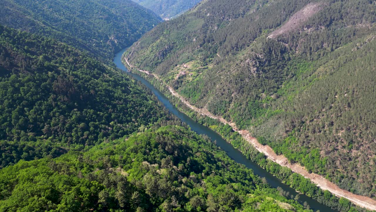 cañón del río sil y montañas en galicia españa, dolly aéreo en un día soleado