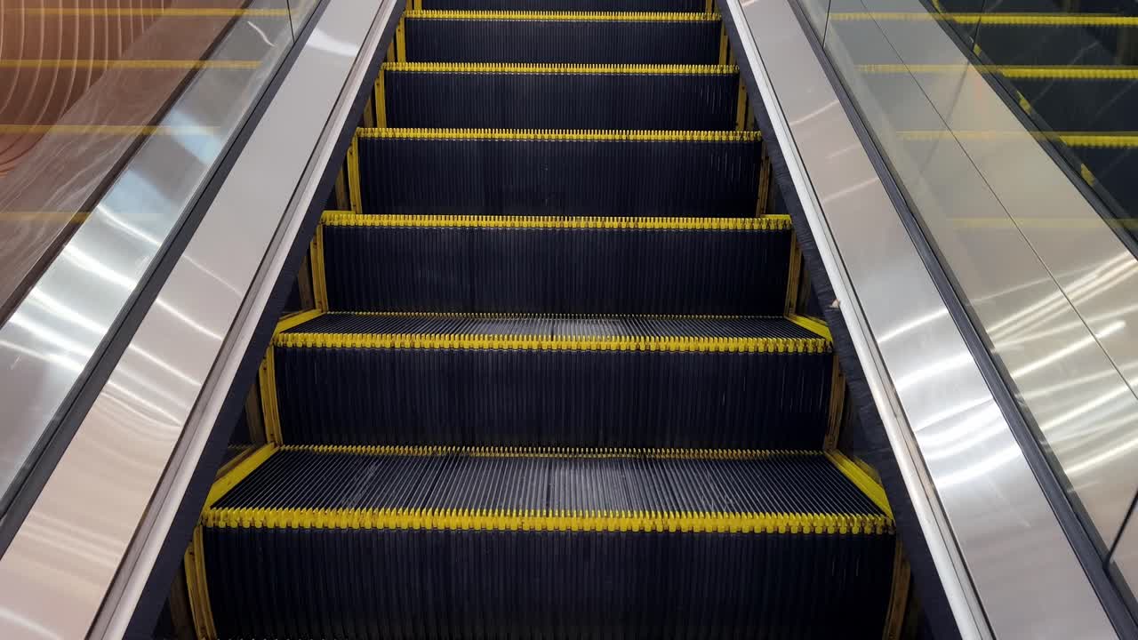 건물의 에스컬레이터