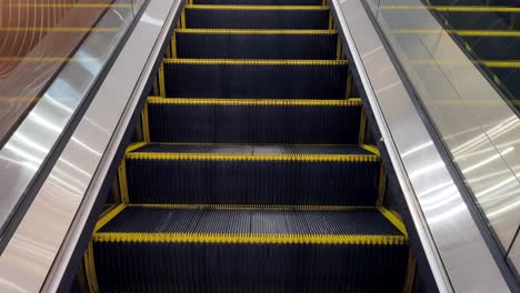 escalera mecánica en un edificio