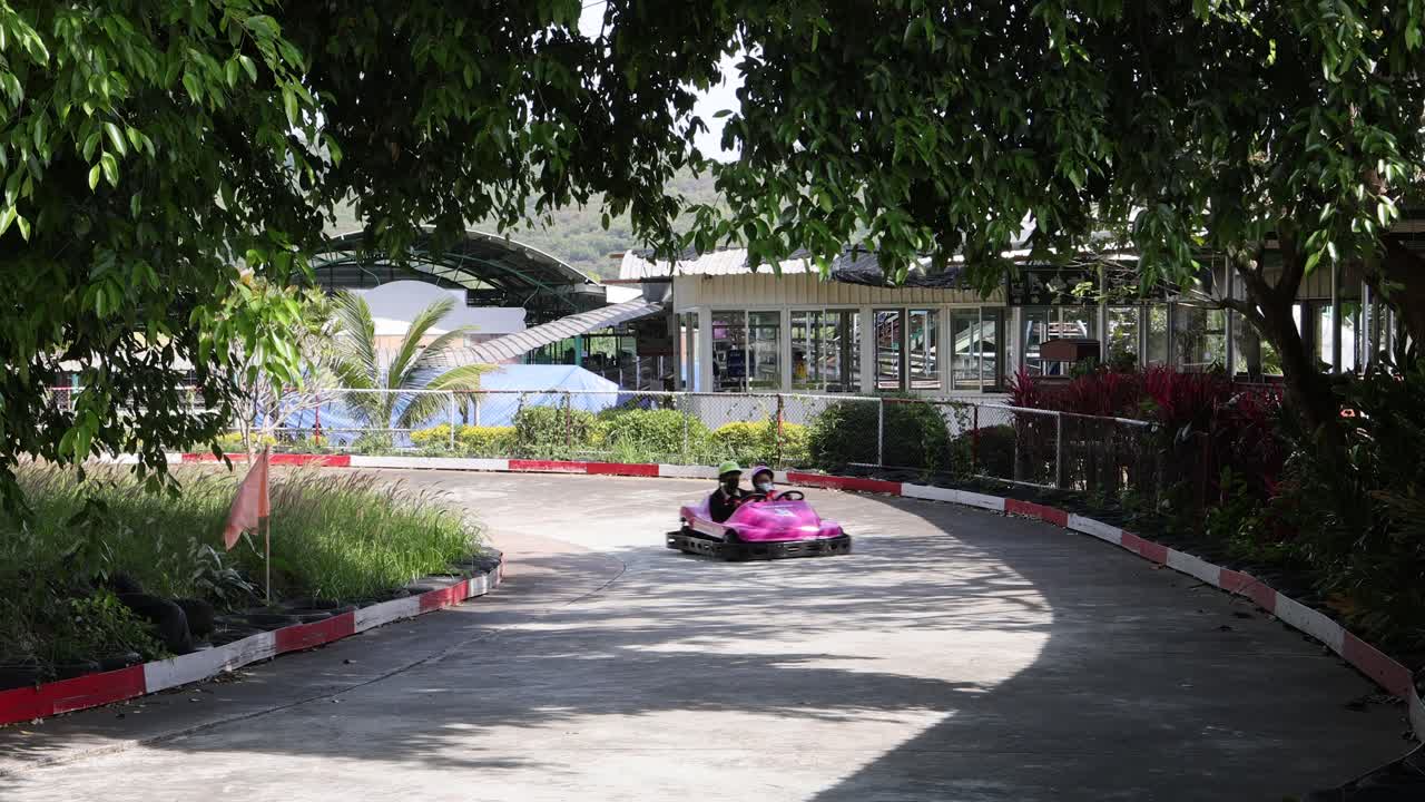 장난감 자동차가 구부러진 정원 경로를 따라 속도를 내고 있습니다.