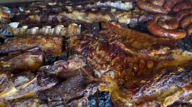 Griglia fumante con pezzi di un tradizionale barbecue argentino o asado