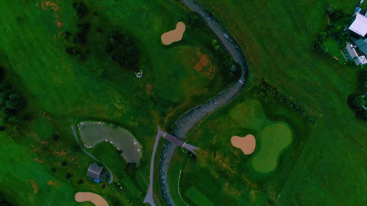 알프스의 한 마을에서 일출에 구름 위로 날아가는 4k 공중 샷