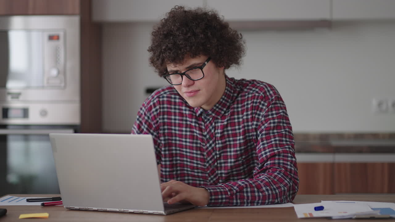 un hombre con gafas mirando a la cámara habla