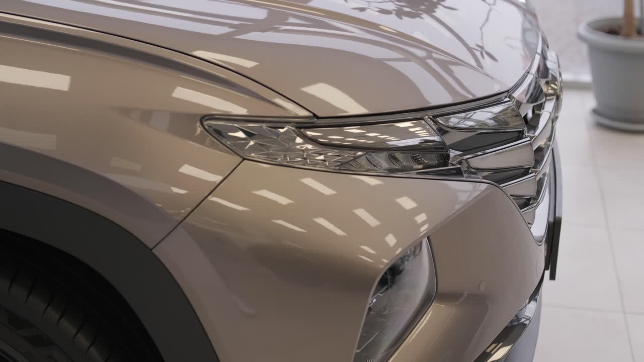 판매 중인 익명의 새로운 차량의 줄을 가진 자동차 대리점. 반이는 자동차와 함께 쇼.